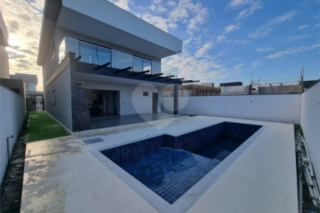 Casa moderna à venda com 4 suítes, piscina e área gourmet em condomínio - Cabo Frio