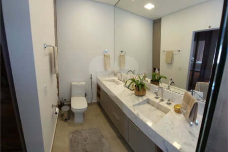 Casa à venda ou para alugar com 4 suítes no condomínio Figueira Garden, Atibaia - SP