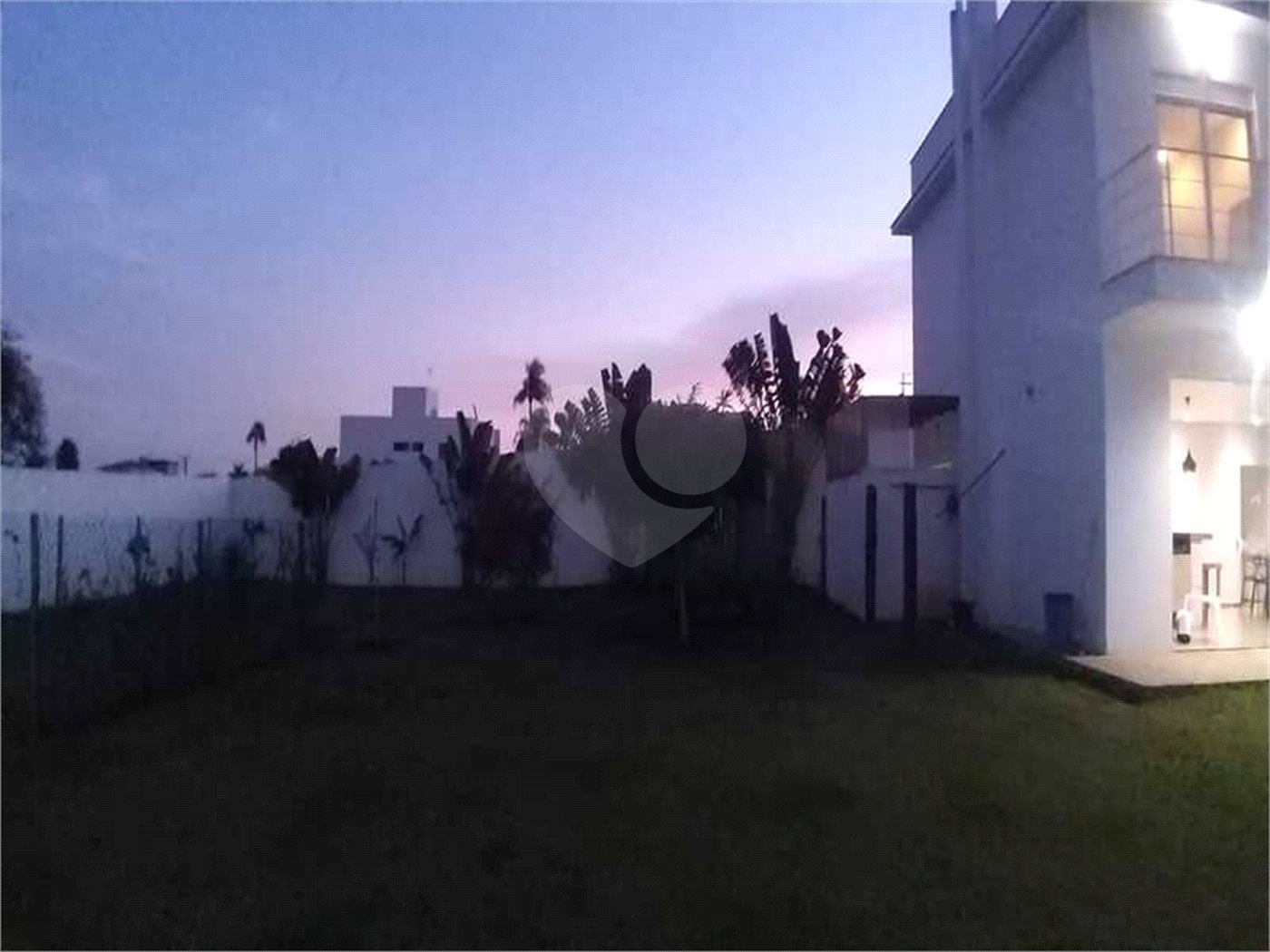 Casa à venda com 5 quartos, sendo 4 suítes, no condomínio Village Saint Charbel, Araçoiaba da Serra - SP