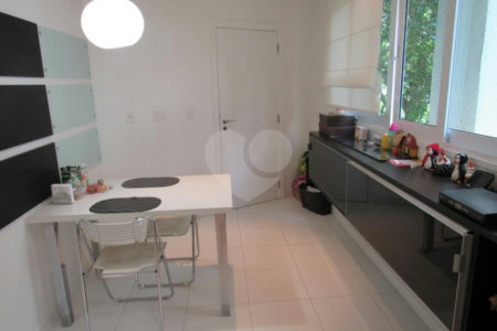 Apartamento à venda com 3 suítes em Real Parque, São Paulo, SP