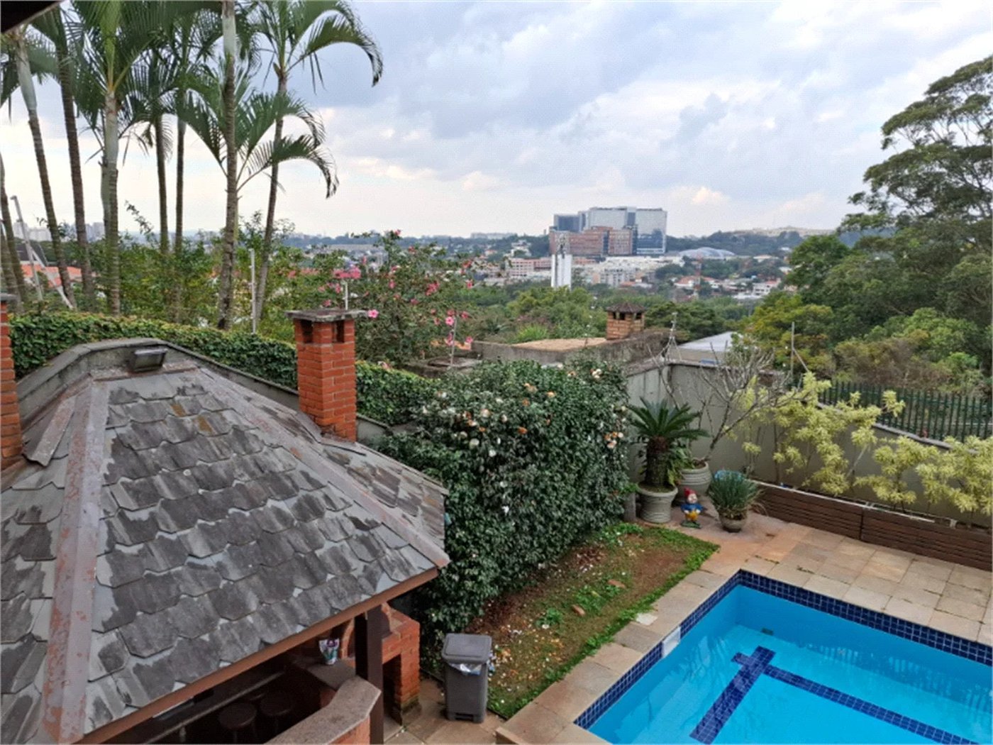Sobrado à venda com 4 quartos, sendo 2 suítes, em Jardim Leonor, São Paulo, SP