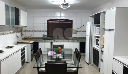 Sobrado à venda com 3 quartos, sendo 2 suítes,  em Jardim Tropical, Cuiabá, MT