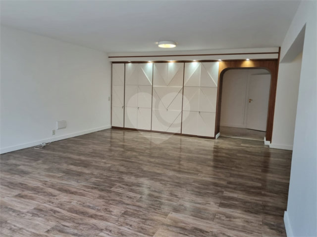 Apartamento à venda com 3 quartos, sendo 1 suíte,  em Jardim América, São Paulo, SP