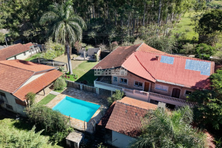 Chácara à venda com 5 quartos, sendo 4 suítes, no condomínio Estância dos Lagos, Atibaia - SP