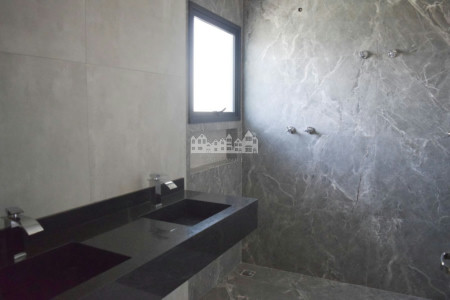 Casa à venda com 4 suítes no condomínio Figueira Garden, Atibaia - SP