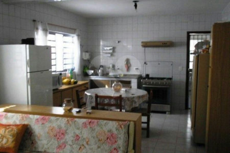 Sobrado à venda com 4 quartos, sendo 1 suíte, em Vila Nivi, São Paulo, SP