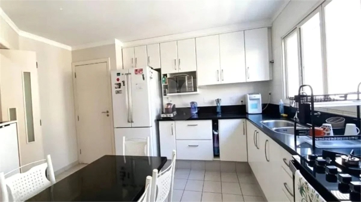 Casa à venda com 3 suítes no condomínio Recanto dos Paturis, Vinhedo - SP