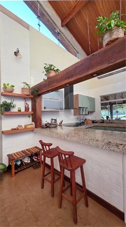 Refúgio de Alto Padrão em Condomínio Fechado: Natureza, Charme e 5.500m² de Terreno