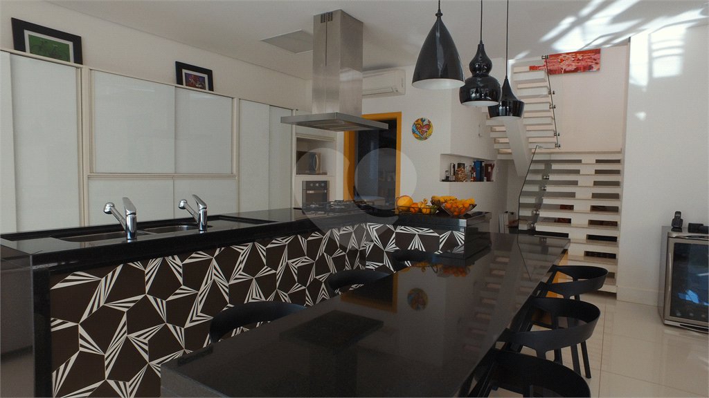 Casa à venda com 4 suítes no condomínio Figueira Gardn, Atibaia - SP