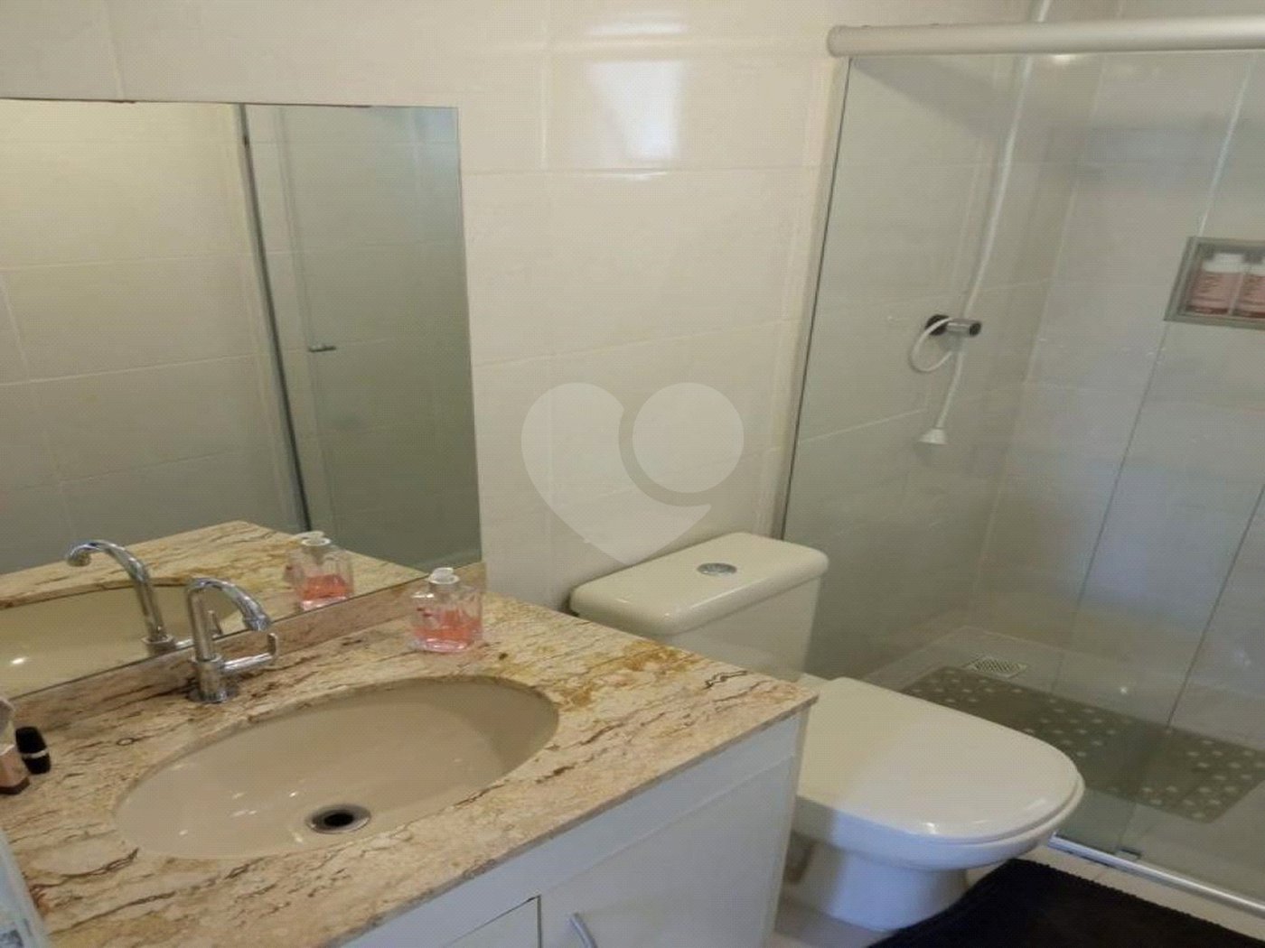 Lindo apartamento, muito bem conservado, com bom espaço interno.