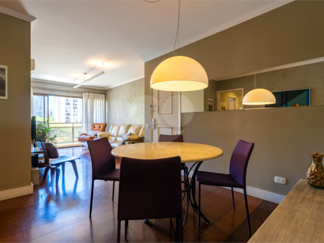 Apartamento à venda com 3 quartos, sendo 1 suíte,  em Moema, São Paulo, SP