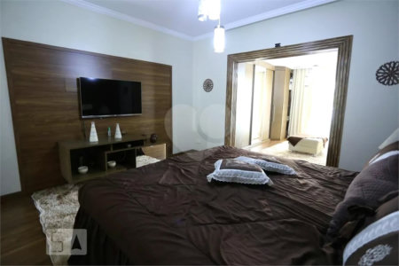 Sobrado à venda com 6 quartos, sendo 5 suítes, em Vila Paranaguá, São Paulo, SP