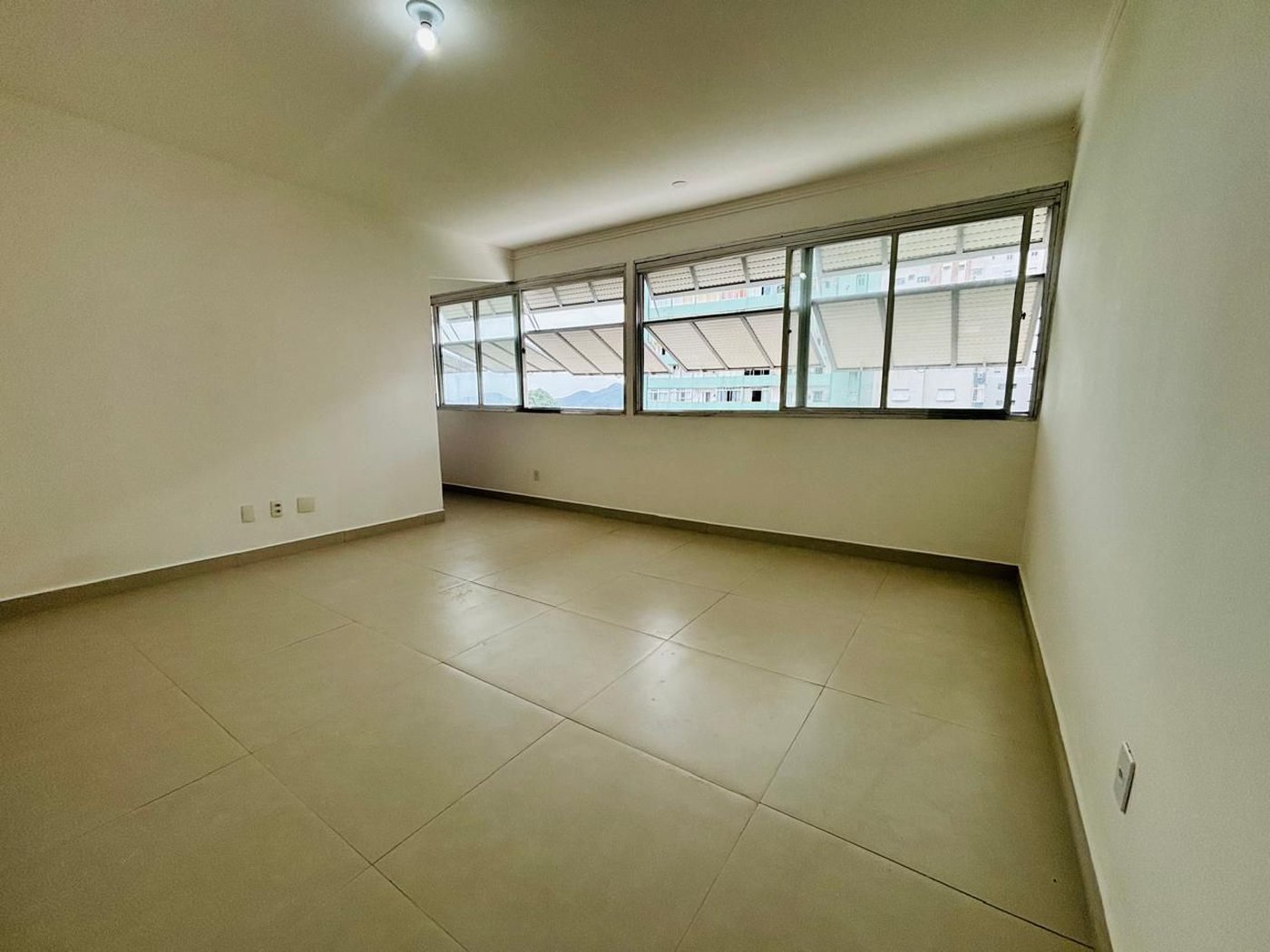 Apartamento com 2 dormitórios à venda, 85 m² por R$ 680.000,00 - Pompéia - Santos/SP