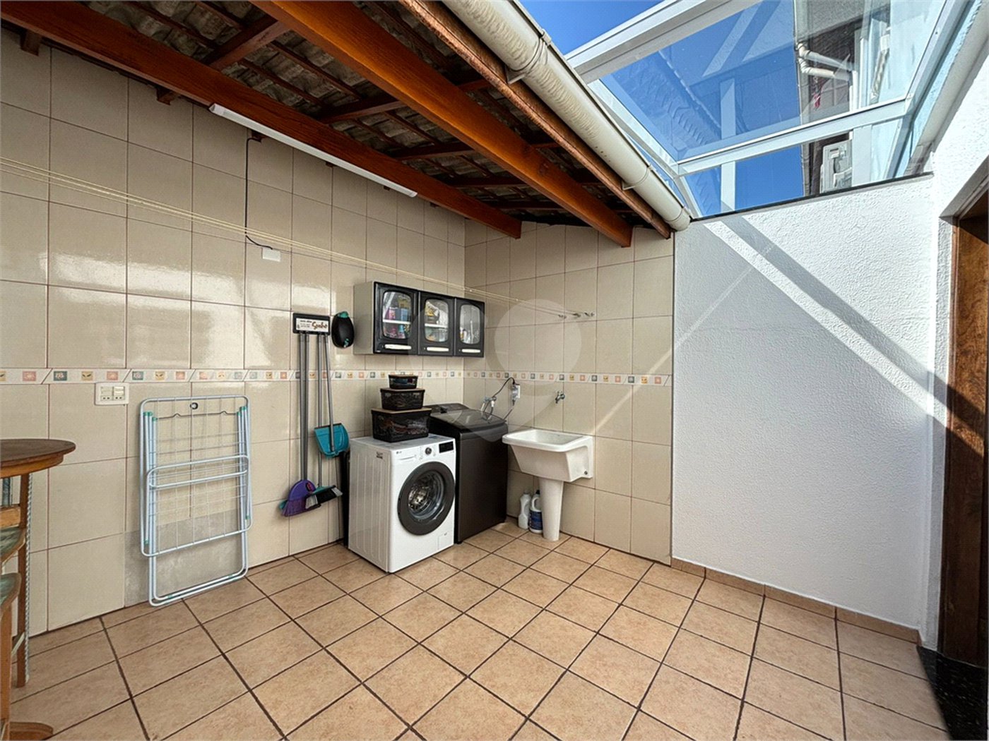 Casa à venda com 3 quartos, sendo 1 suíte, no condomínio Mira Estrela, São Paulo - SP