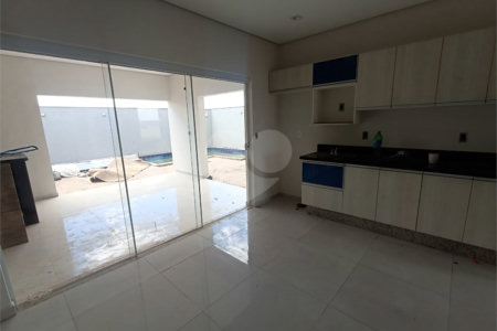 Casa à venda com 3 quartos, sendo 1 suíte, no condomínio Residencial Golden Ville, Itapetininga - SP