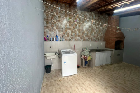 Sobrado à venda com 3 quartos, sendo 1 suíte, em Lopes de Oliveira, Sorocaba, SP
