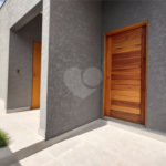 Casa térrea em Atibaia com 3 suítes, sala 2 ambientes, 2 vagas garagem, excelente localização, pronta para morar