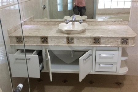 Casa à venda com 4 quartos, sendo 2 suítes, no condomínio Flamboyant, Atibaia - SP