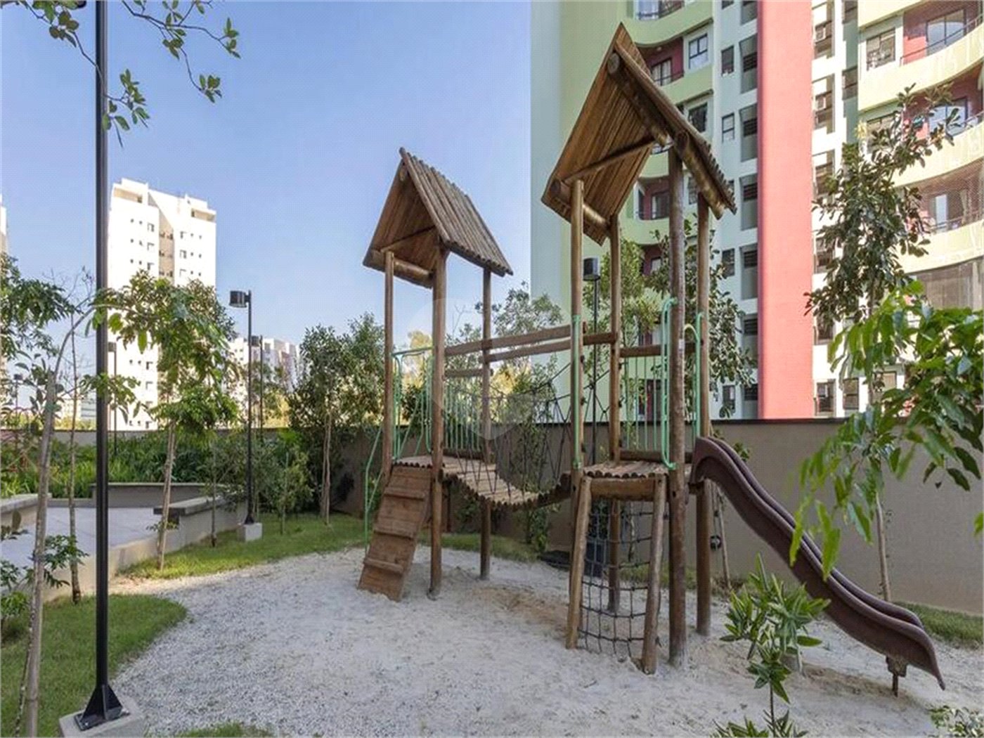 Apartamento à venda com 4 quartos, sendo 3 suítes,  no Centro, Diadema, SP