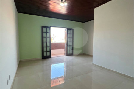 Sobrado à venda com 3 quartos, sendo 1 suíte, em Conjunto Habitacional Brás Cubas, Mogi das Cruzes, SP