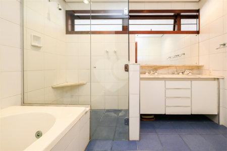 Casa à venda com 4 quartos, sendo 2 suítes, em Jardim Cordeiro, São Paulo, SP
