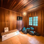 Casa na Granja Viana com 1.600m² de terreno, lareira e amplo espaço para veículos
