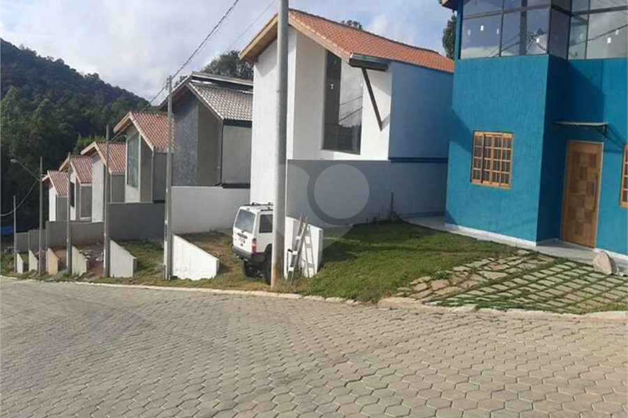Casa à venda com 2 quartos, sendo 1 suíte, no condomínio Águas de São Pedro, Mairiporã - SP