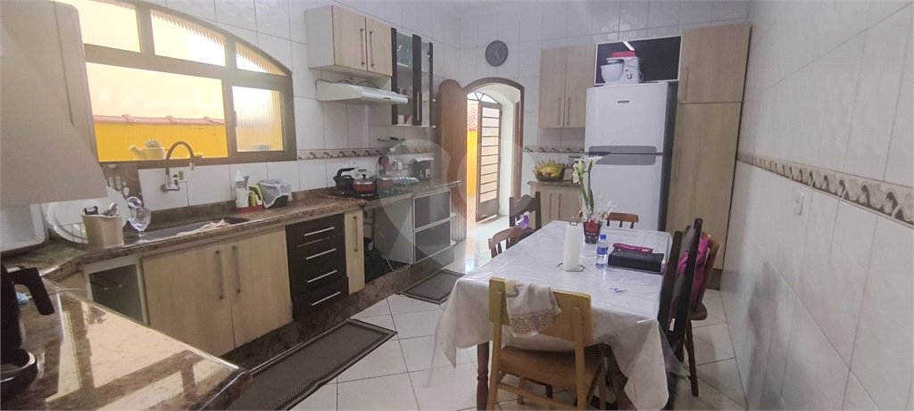 Casa à venda com 4 quartos, sendo 3 suítes, em Jardim Vila Galvão, Guarulhos, SP
