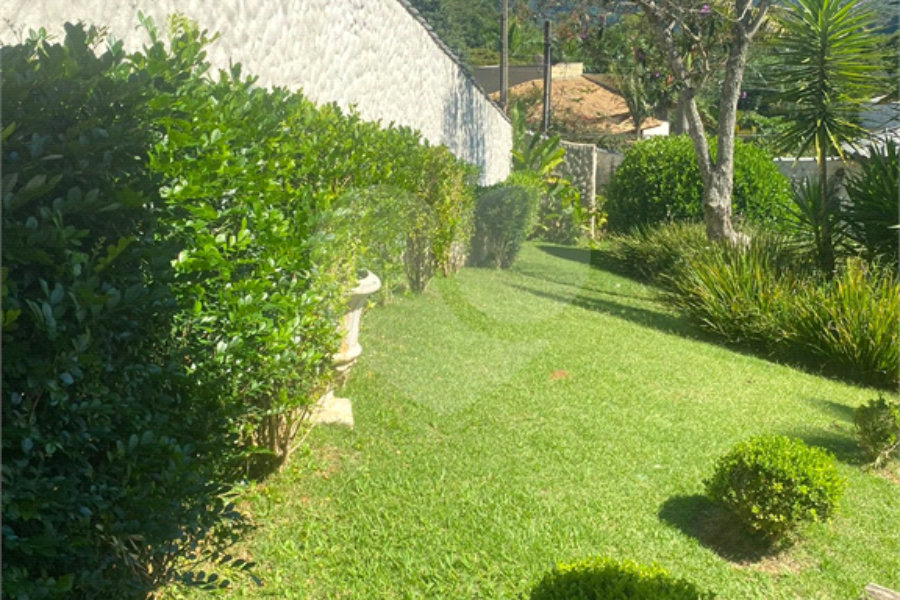 Casa à venda com 5 quartos, sendo 4 suítes, no condomínio Lago do Imperador, Mairiporã - SP