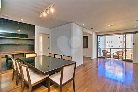 Apartamento à venda com 3 quartos, sendo 1 suíte, em Vila Olímpia, São Paulo, SP