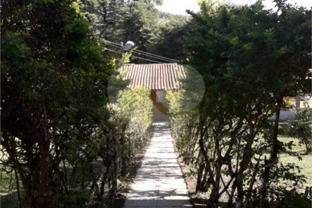 Chácara à venda com 8 quartos, sendo 3 suítes, no Centro, Toledo, MG