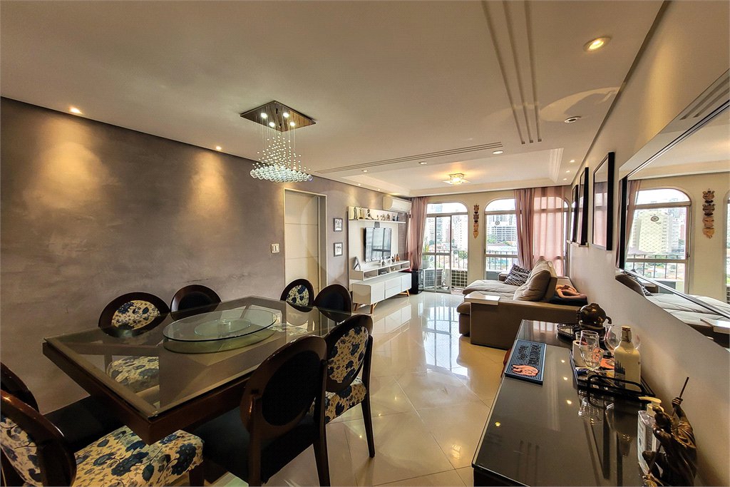 Apartamento de 143m² com 3 dormitórios e 2 vagas de garagem.