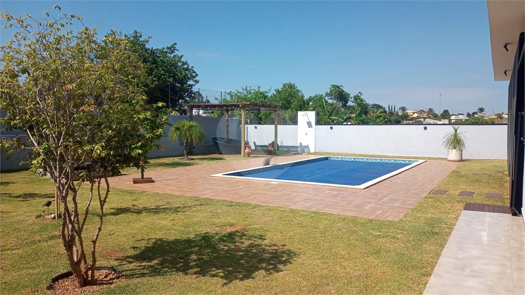 Casa à venda com 3 quartos, sendo 1 suíte, no condomínio Village da Serra, Araçoiaba da Serra - SP