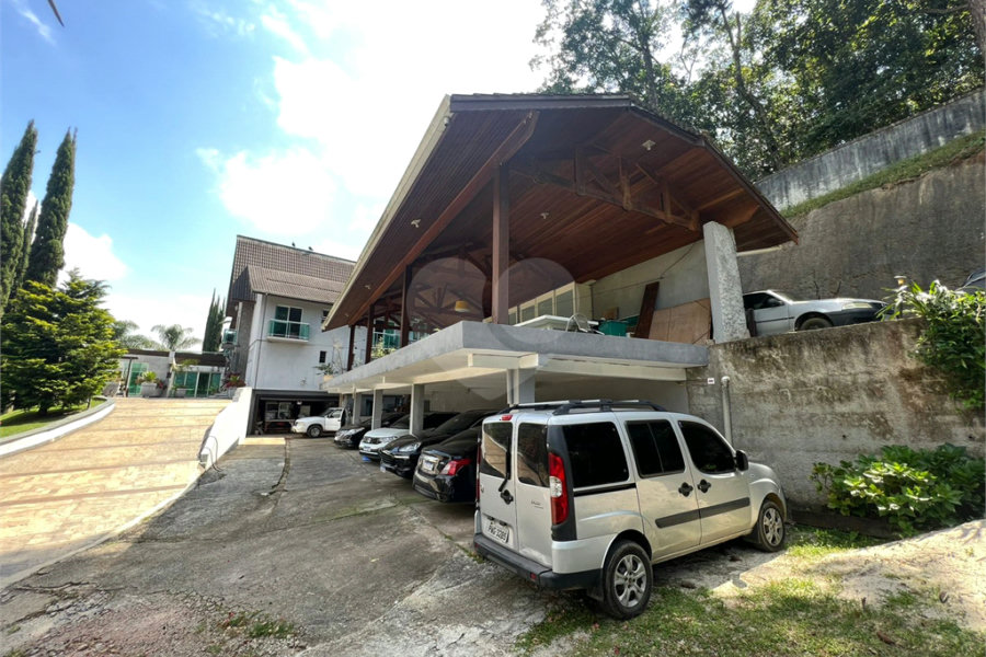 Casa à venda com 6 quartos, sendo 5 suítes, no condomínio Alpes da Cantareira, Mairiporã - SP