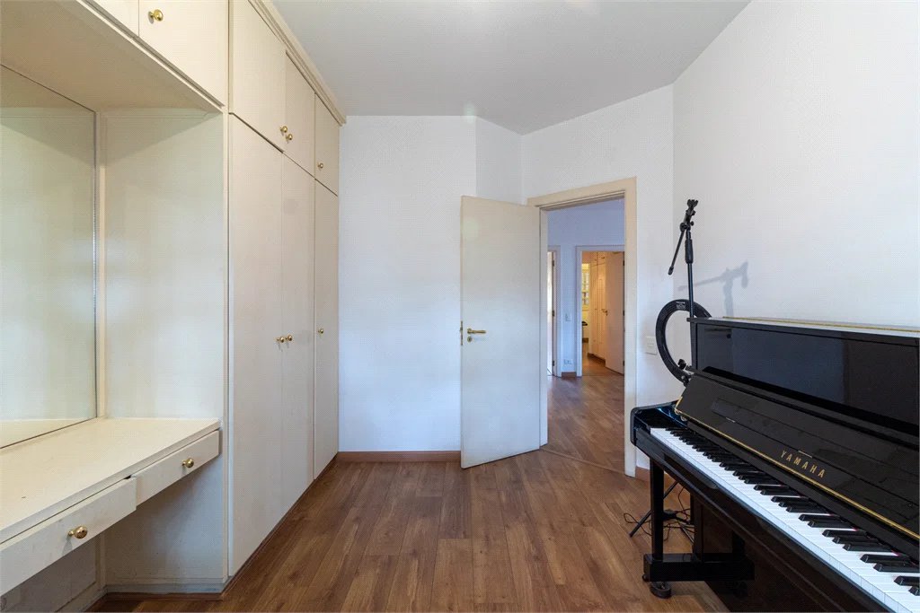 Casa à venda com 4 quartos, sendo 2 suítes, no condomínio Vila das Flores, São Paulo - SP