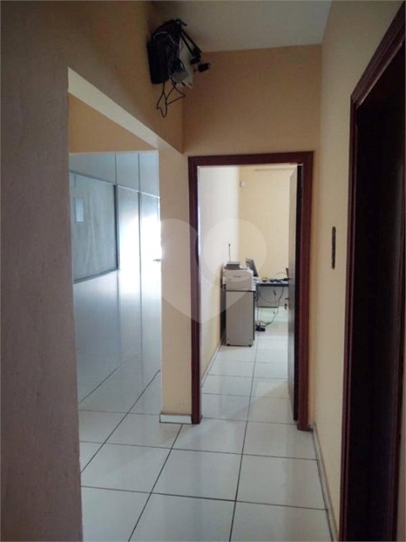 Casa térrea com 2 dormitórios, sendo 1 suíte.