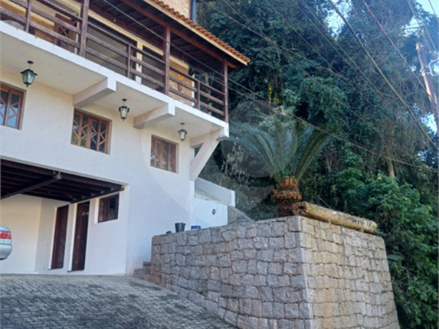 Casa à venda ou para alugar com 3 quartos, sendo 1 suíte,  no condomínio Parque Suiça, Caieiras - SP