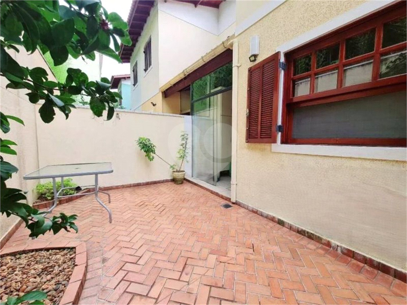Casa à venda com 3 quartos, sendo 1 suíte, no condomínio Flores de Laet, São Paulo - SP
