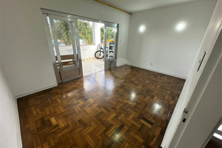 Casa à venda com 4 quartos, sendo 3 suítes, em Jardim Prudência, São Paulo, SP