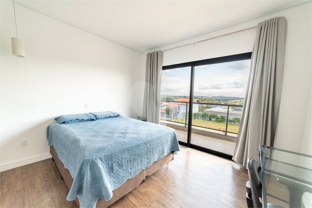 Casa à venda com 4 quartos, sendo 1 suíte, no condomínio Residencial Pinheiros do Lago, Alambari - SP
