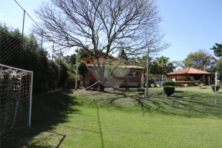 Indaiatuba- Jardins dos Laranjais - Chácara dentro do Vale das Laranjeiras, segundo portão: Jardim dos Laranjais. 3 quartos, 1 banheiro social, 1 sala espaçosa de TV, 1 sala de jantar, cozinha, 1 varanda fechada com portas Blindex. Quiosque, piscina, capela com bancos e altar,