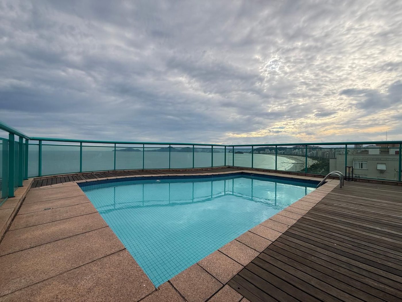 Apartamento Alto Padrão Frente Mar com 4 Dormitórios, 3 Suítes e 3 Vagas na Orla de Santos