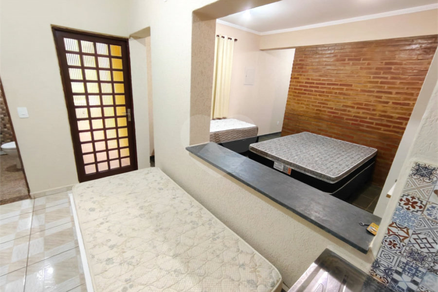 Casa à venda com 4 quartos, sendo 2 suítes,  em Country Residencial Felix, Bom Jesus dos Perdões, SP