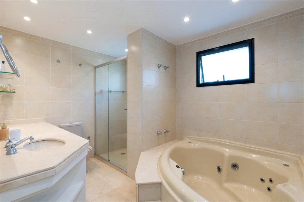 Apartamento à venda com 3 quartos, sendo 1 suíte, em Jardim Morumbi, São Paulo, SP
