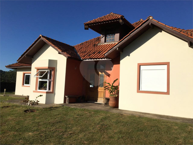 Casa à venda com 3 suítes no condomínio Suíça da Cantareira, Mairiporã - SP