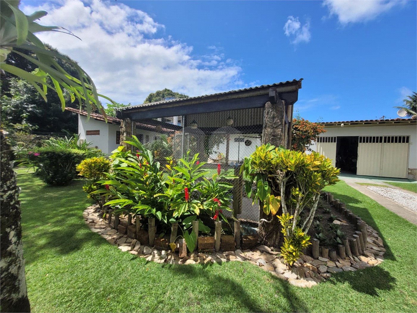 Casa à venda com 4 quartos, sendo 2 suítes, no Centro, Santa Cruz Cabrália, BA