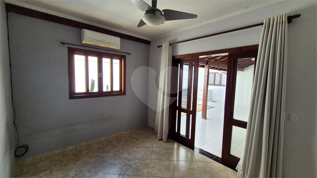 Casa à venda com 4 quartos, sendo 2 suítes, no condomínio Residencial Grape Village, Vinhedo - SP