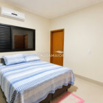 Casa à venda com 4 quartos, sendo 4 suítes, no condomínio Residencial Villa Dumont, Três Lagoas - MS