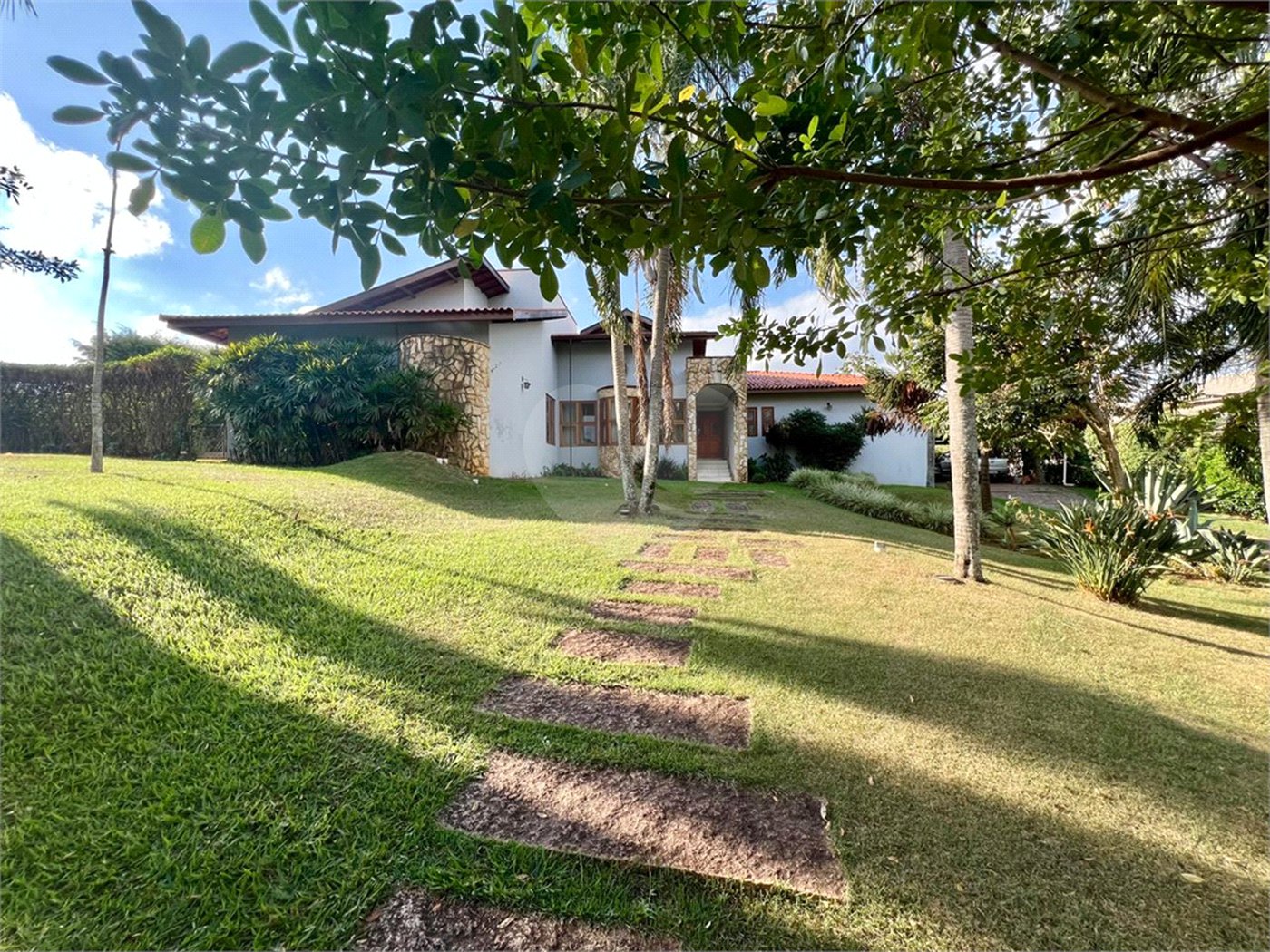 Casa à venda ou para alugar com 5 quartos, sendo 4 suítes, no condomínio Moradas São Luiz, Salto - SP