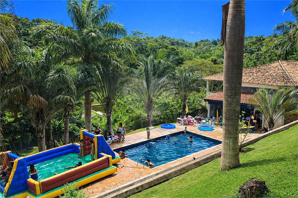 Chácara à venda ou para alugar com 5 quartos, sendo 4 suítes,  em Ouro Fino, Santa Isabel, SP